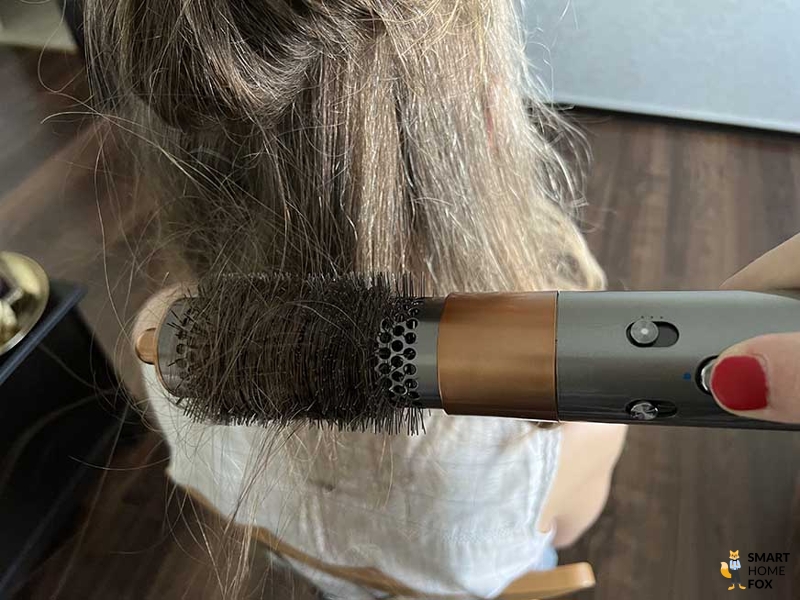 Волосы накручены на круглую щетку стайлера Dyson Airwrap.